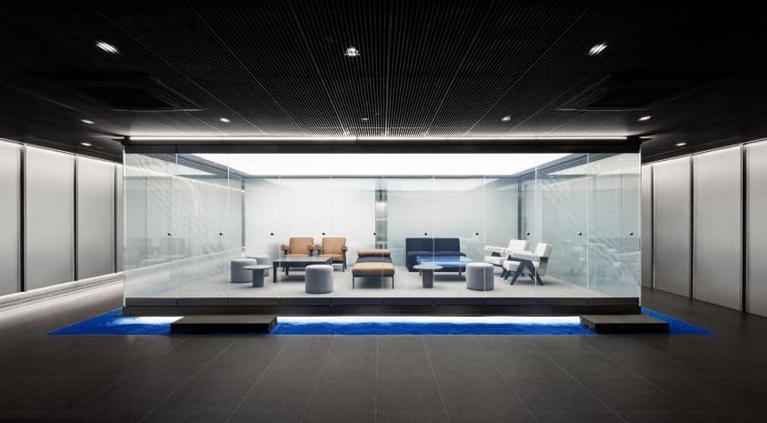  한국의 은행 라운지, 플로팅 미팅룸으로 디자인하다 Intg designs Korean bank lounge with "floating meeting room"