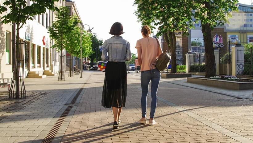 길거리를 걷고 있는 두 여자