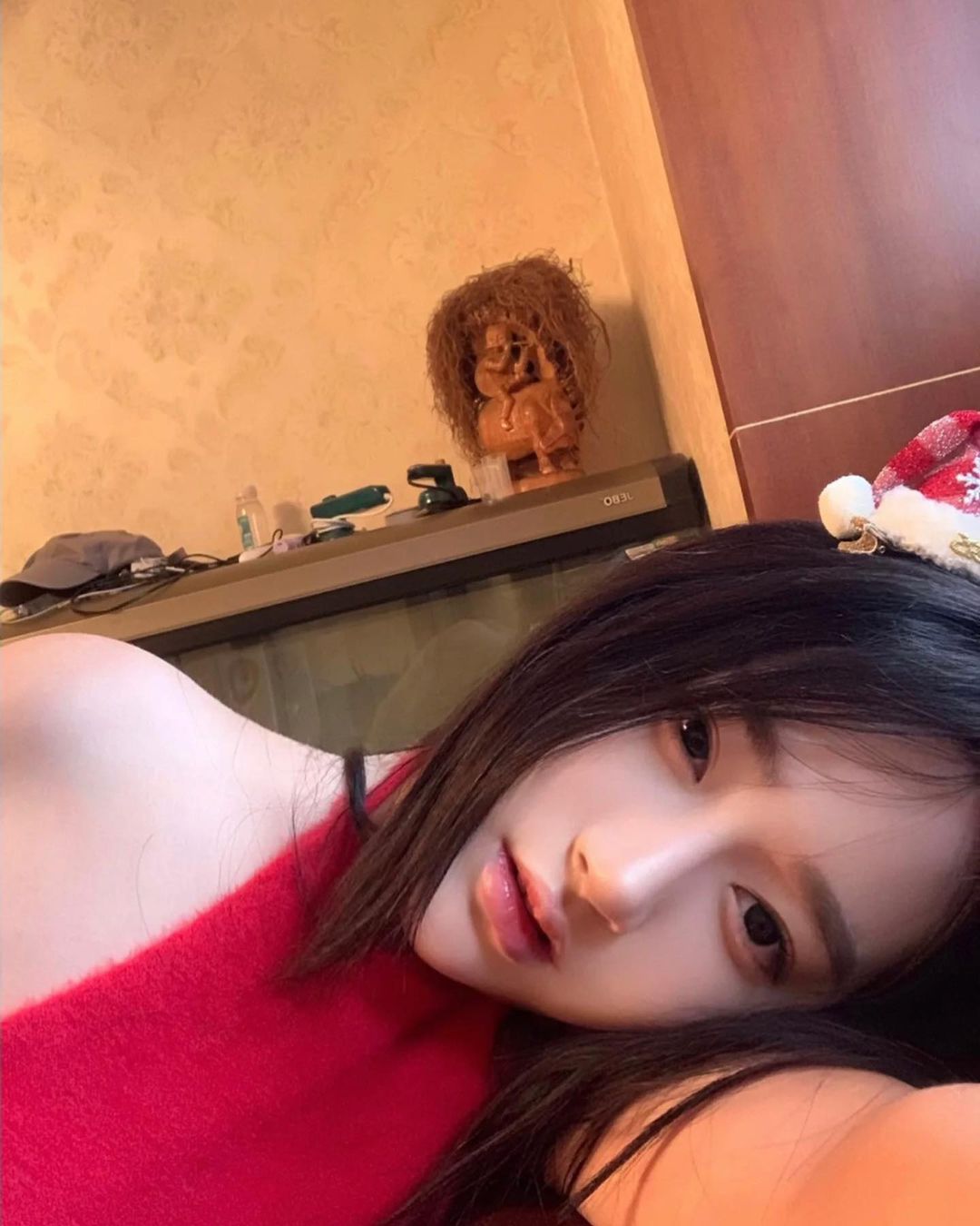 파란 컬러랜즈 셀카 찍는 처자 인스타그램 사진