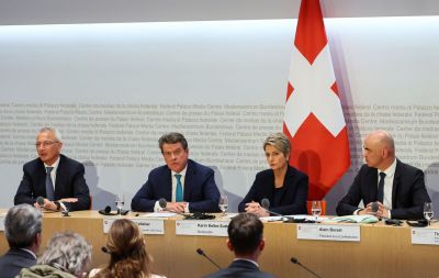 UBS와 CS는 19일(현지시간) 스위스 베른에서 열린 기자회견