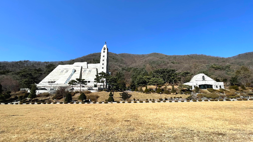 한국 순교자 103위 시성 기념성당과 성모당 전경