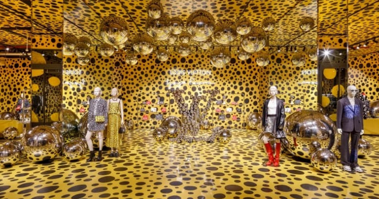  일본 현대미술가 컨셉으로 개편하는 루이비통 매장 Louis Vuitton overhauls stores with Yayoi Kusama polka-dots and life-like animatronics