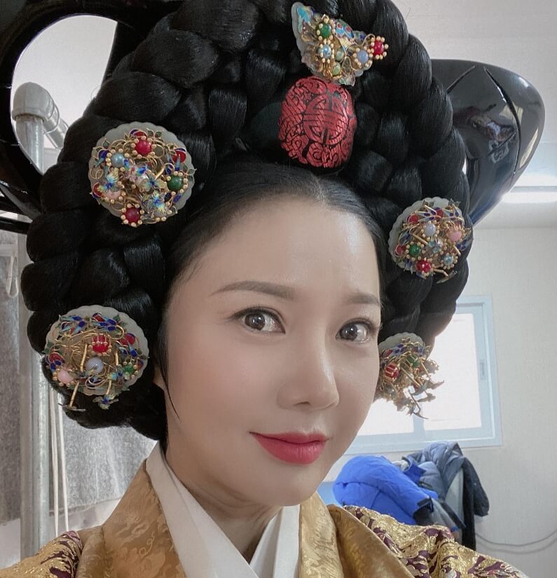 머리묶은여성의모습