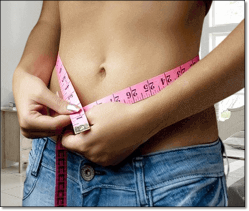모로실 다이어트&#44; 허리 사이즈 재보는 여성