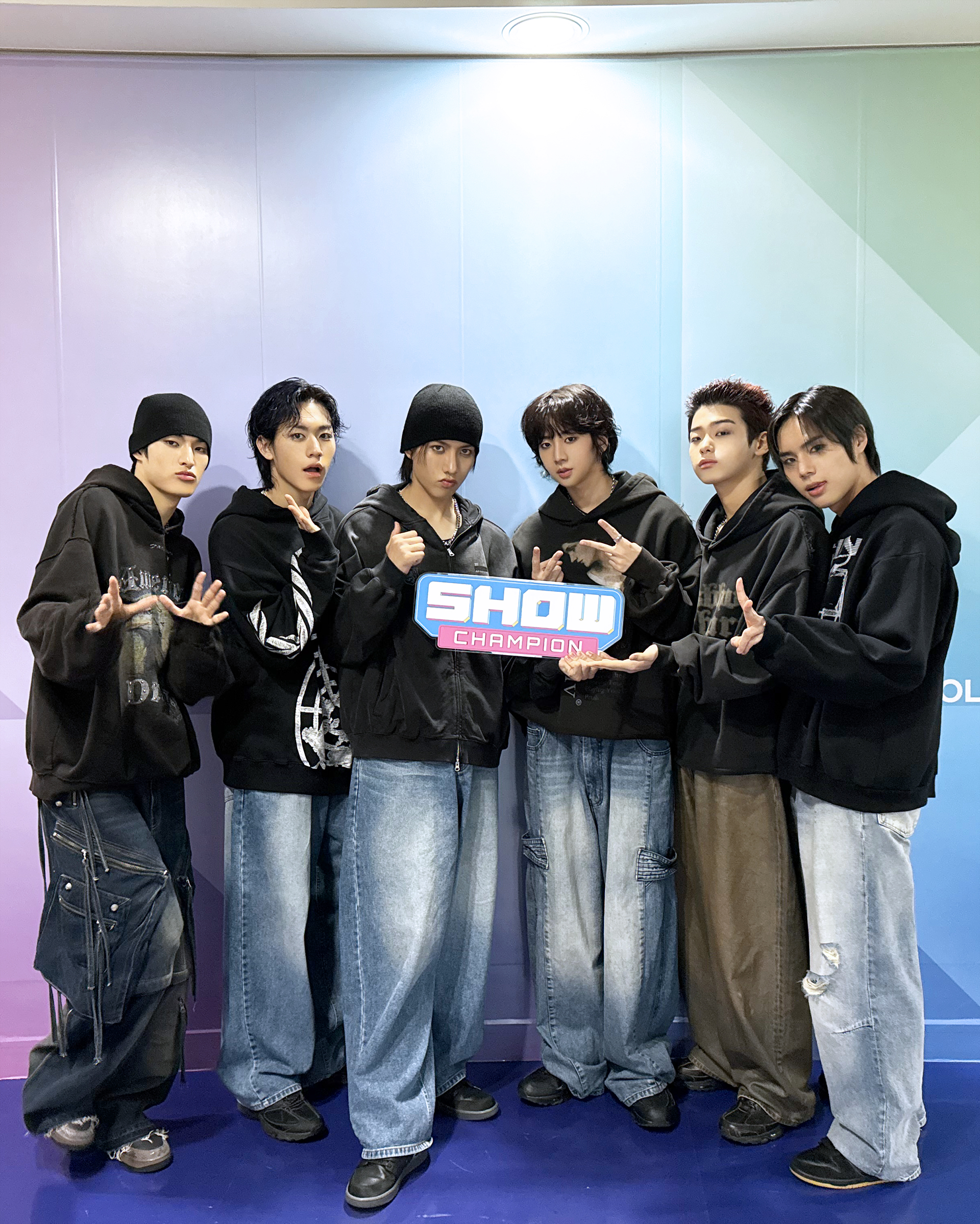 멤버 전원 피지컬이 좋아서 퍼스널컬러가 무채색 블랙인 아이돌 | 인스티즈