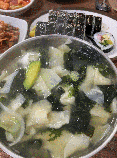 넘칠듯한 수제비와 참기름을 바른 김밥&amp;#44; 오동통한 고추튀김이 침샘을 자극합니다