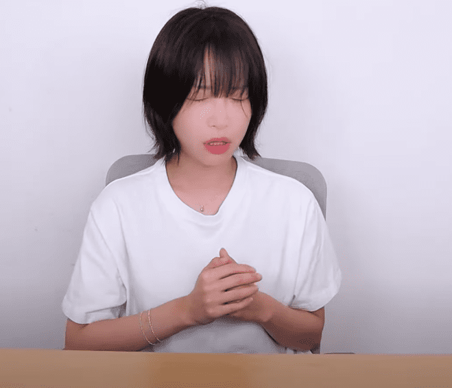쯔양이 두 손을 모으고 눈을 질끈 감고 있다.
