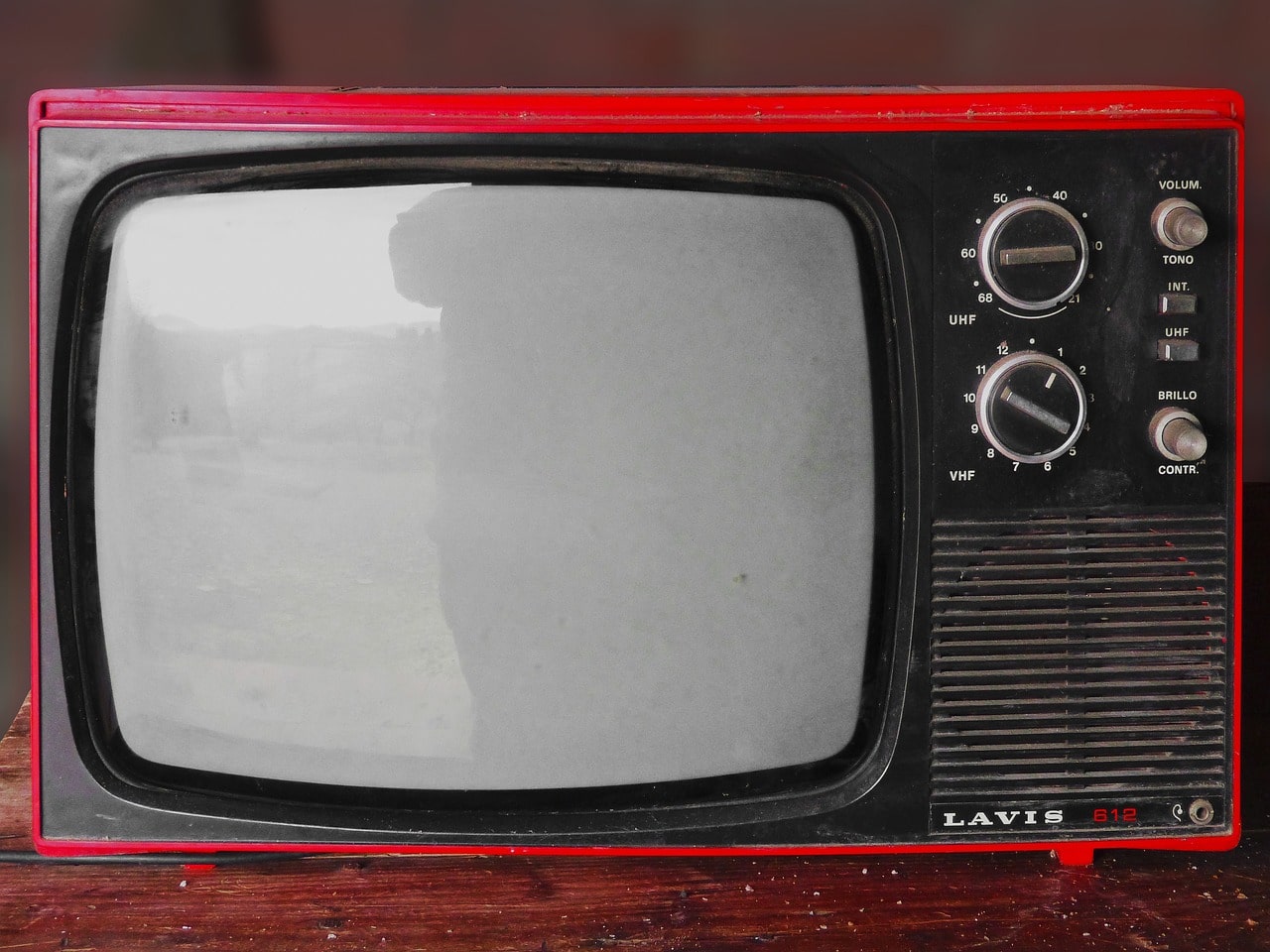 빨간색 티비가 서랍장 위에 있는 사진