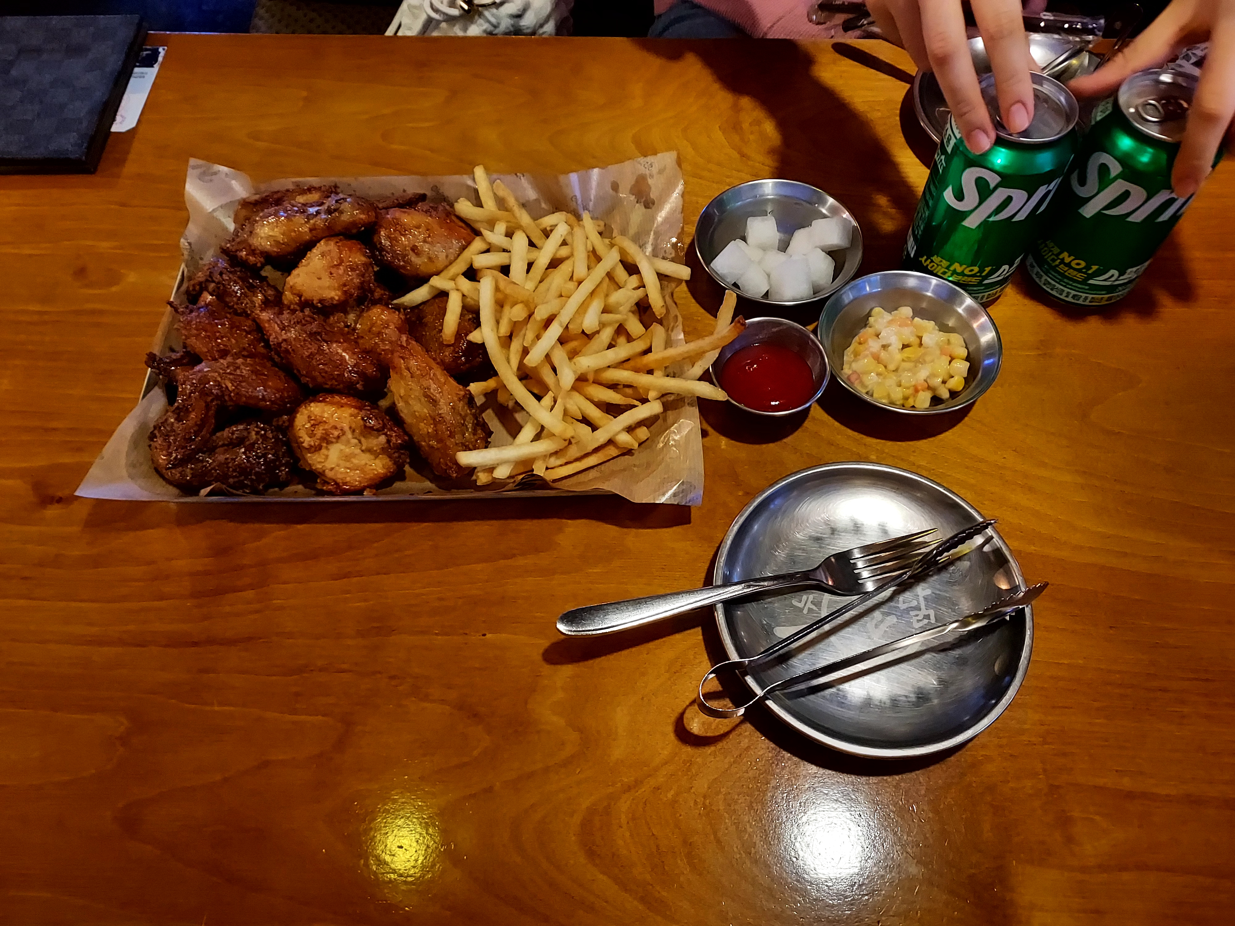  홍대 독보적인 치킨 맛집 '누구나 홀딱 반한닭'