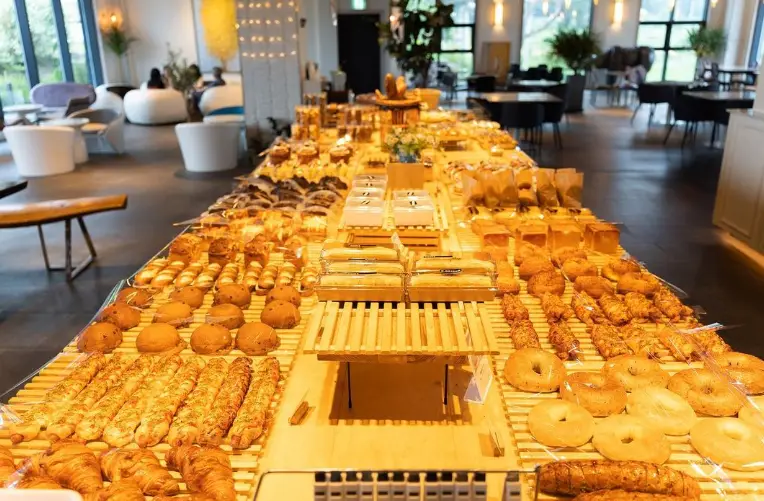 겨울방학 국내 여행지 -
화이트 톤 매장 가운데 나무테이블 위 가득한 빵들