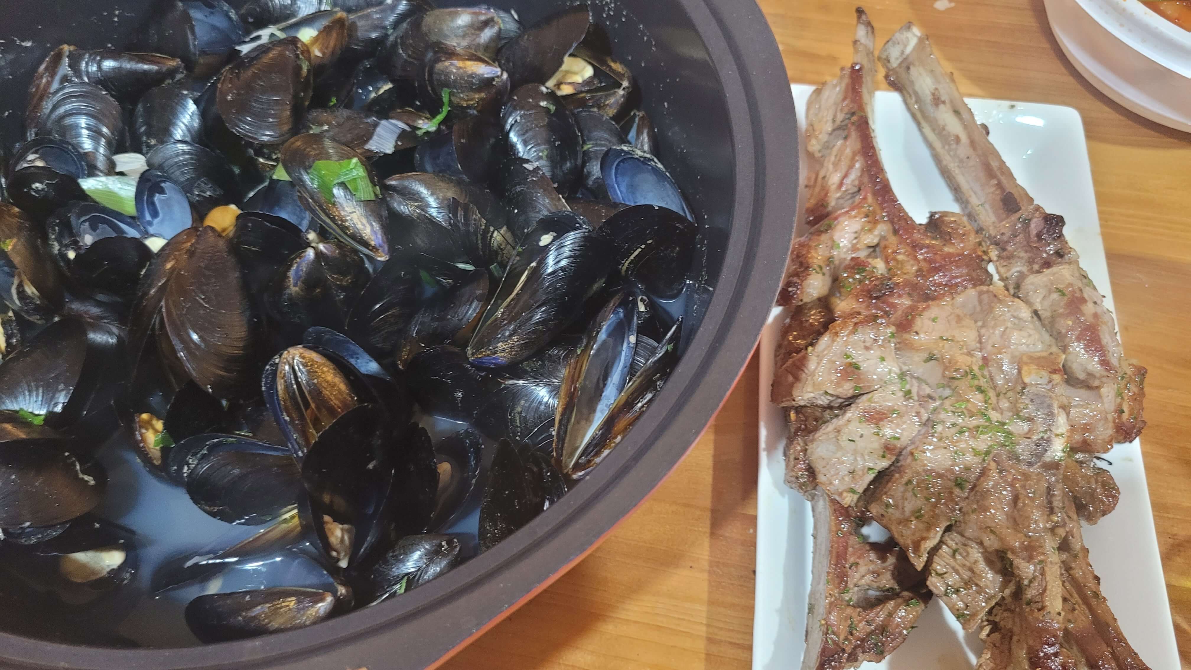 한국식 홍합탕과 함께 제공되는 구운 갈비, 맛있는 조화를 이루는 식사