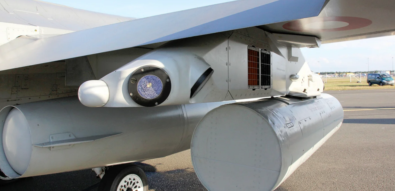  F-16의 미사일 경고 센서와 대응책 시스템이 통합된 파일런