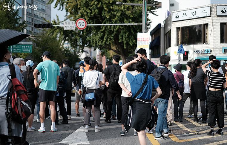 선두로 걷는 A그룹 중에서도 걸음이 빠른 시민들은 안국역 사거리 일대의 차량이 통제될 때까지 잠시 기다렸다가 출발했다. ⓒ김아름