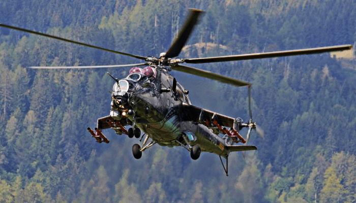 산 위를 날아가는 헬기