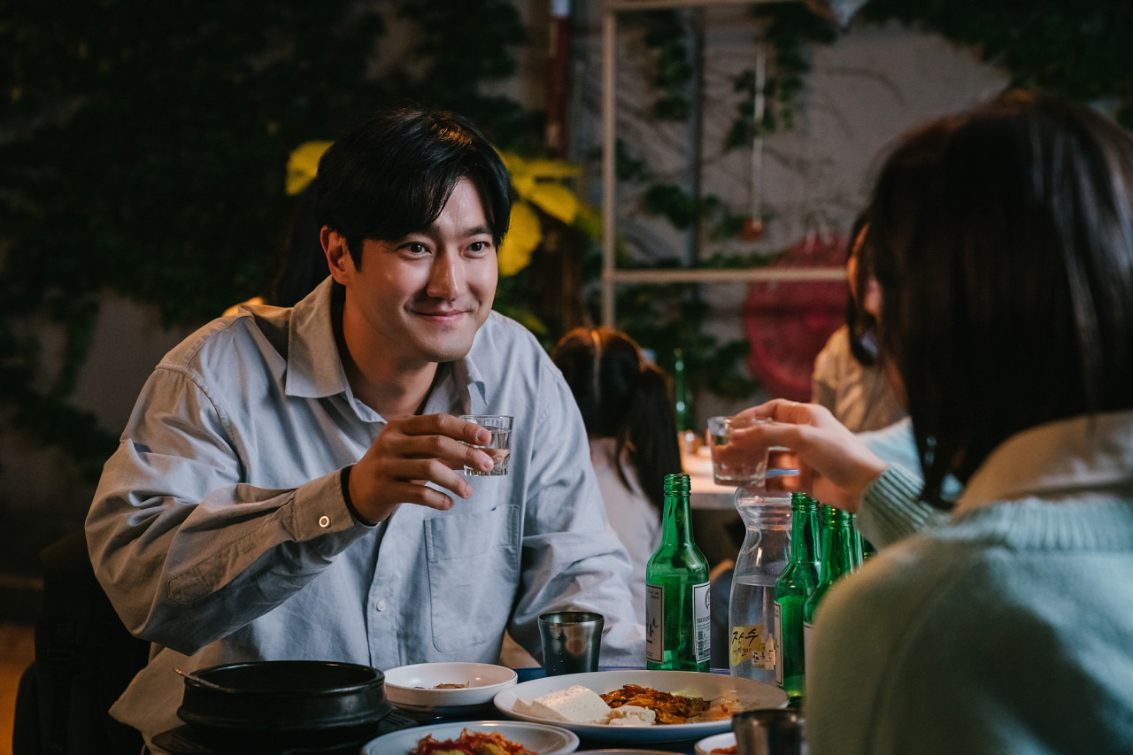 최시원이 소주잔을 들고 짠하는 모습