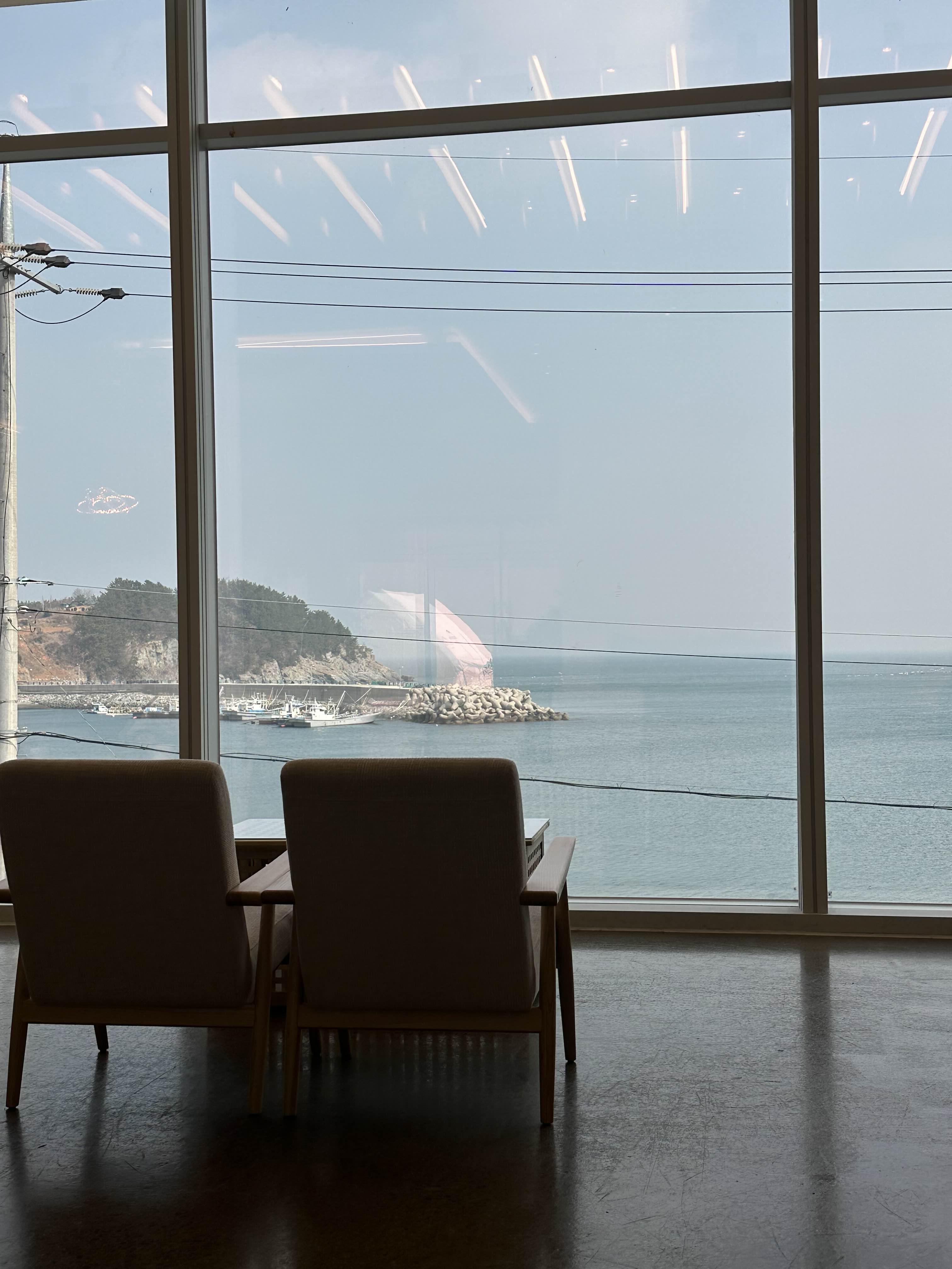 여수 돌산읍 바다전망대형카페 덕계동의 한적한 해변 힐링카페.