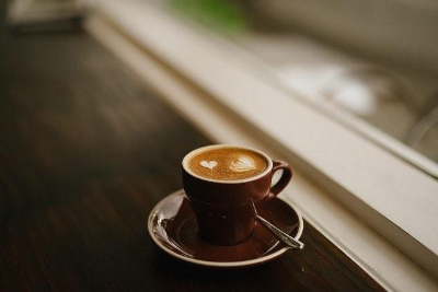 카페 창가에 놓여 있는 라떼 커피 한 잔