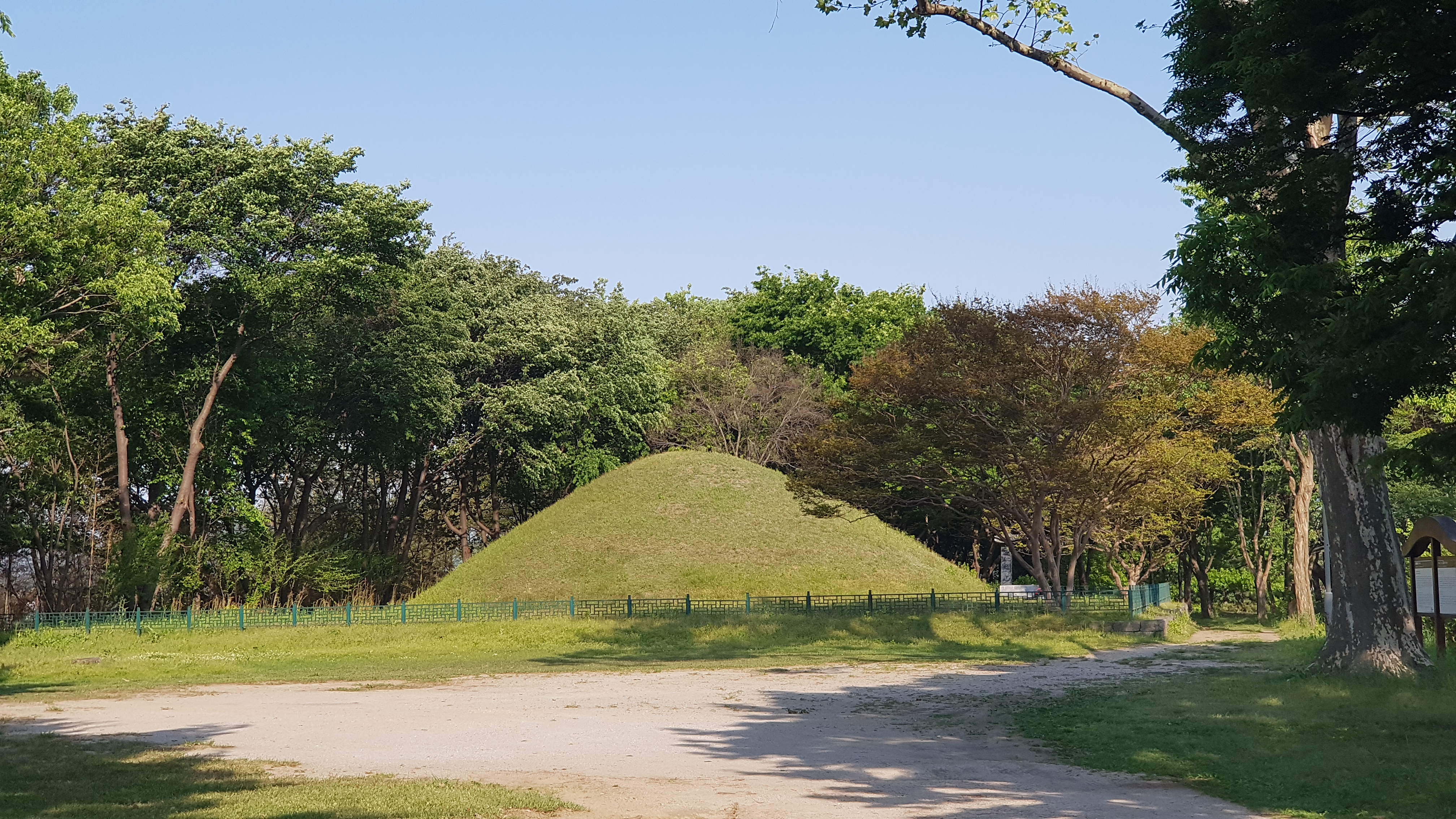 무덤은 약 직경10m&#44; 높이5m 크기의 규모