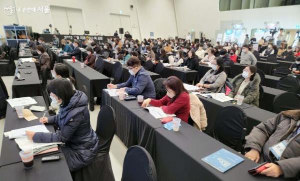 서울 국제 안심소득 포럼 회의장을 가득 메운 300여 명의 참석자들 ⓒ조시승