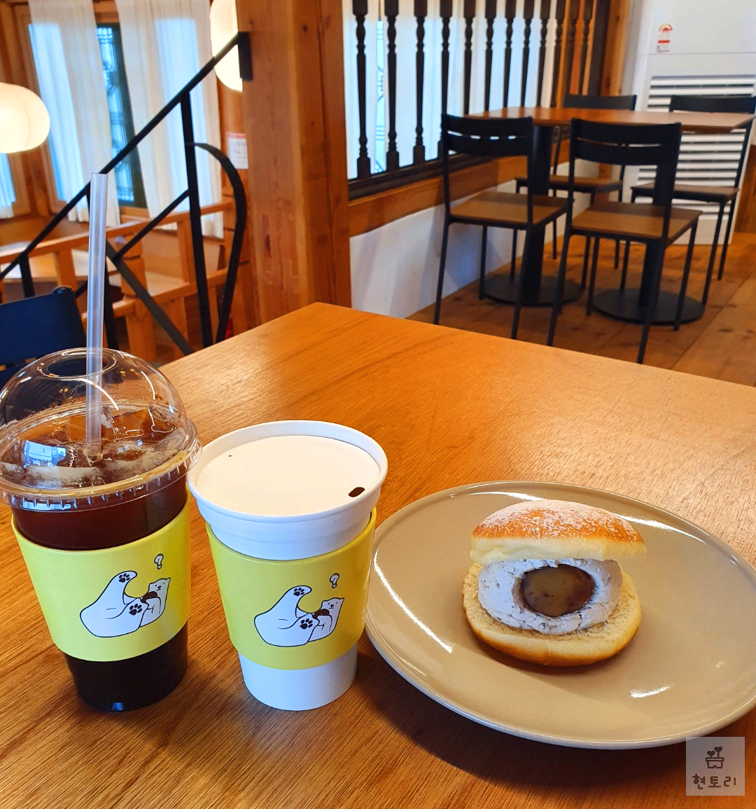 밤크림 도넛과 커피 