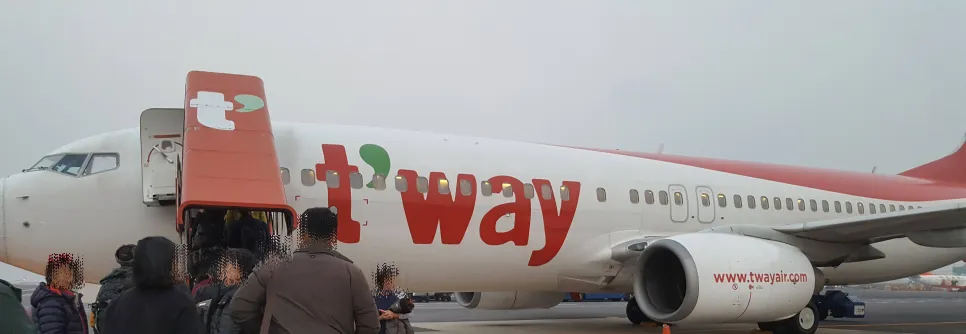 티웨이 항공 탑승하는 모습