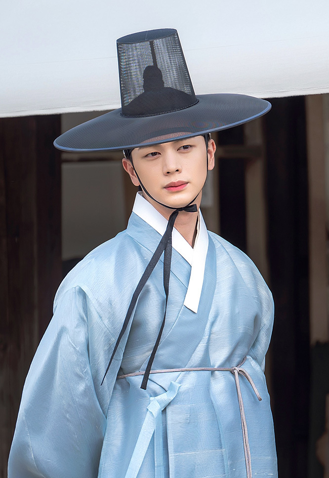 육성재가 선비의 복장을 하고 있다.