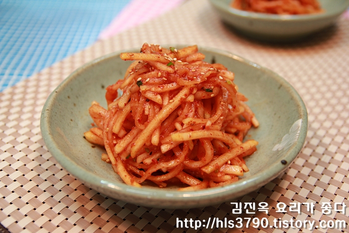 맛좋은 가을무로 뚝딱~ 쉽게 만드는 무생채김치 만들기 *^^* 맛좋은 가을무로 뚝딱~ 쉽게 만드는 무생채김치 만들기 *^^*