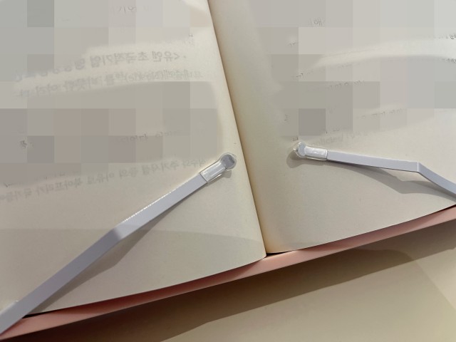 힐링쉴드 초경량 독서대 고정핀 실제 사용 모습