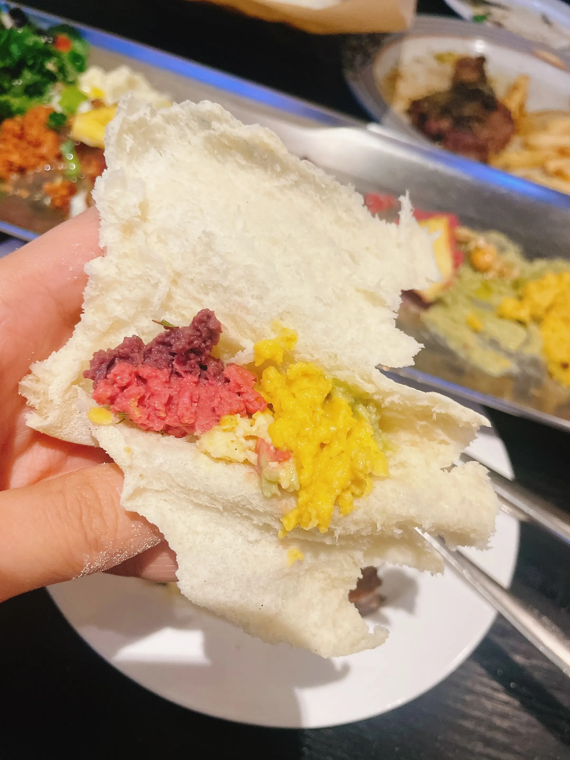 후무스를 피타 빵에 싸먹는 중