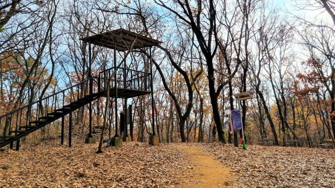 운동기구들이 많고 전망대까지 있는 쉼터