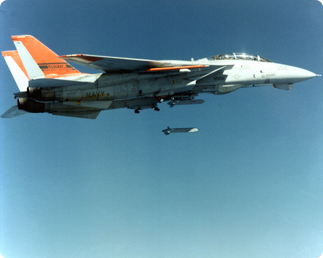 F-14 Tomcat에서 발사되는 ADM-141 TALD