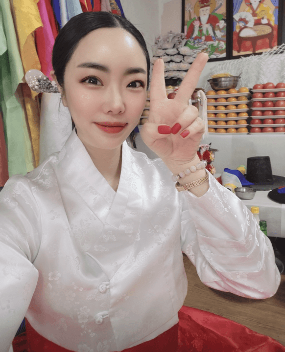 비단아씨가 브이 포즈를 하며 정면에서 찍은 셀카