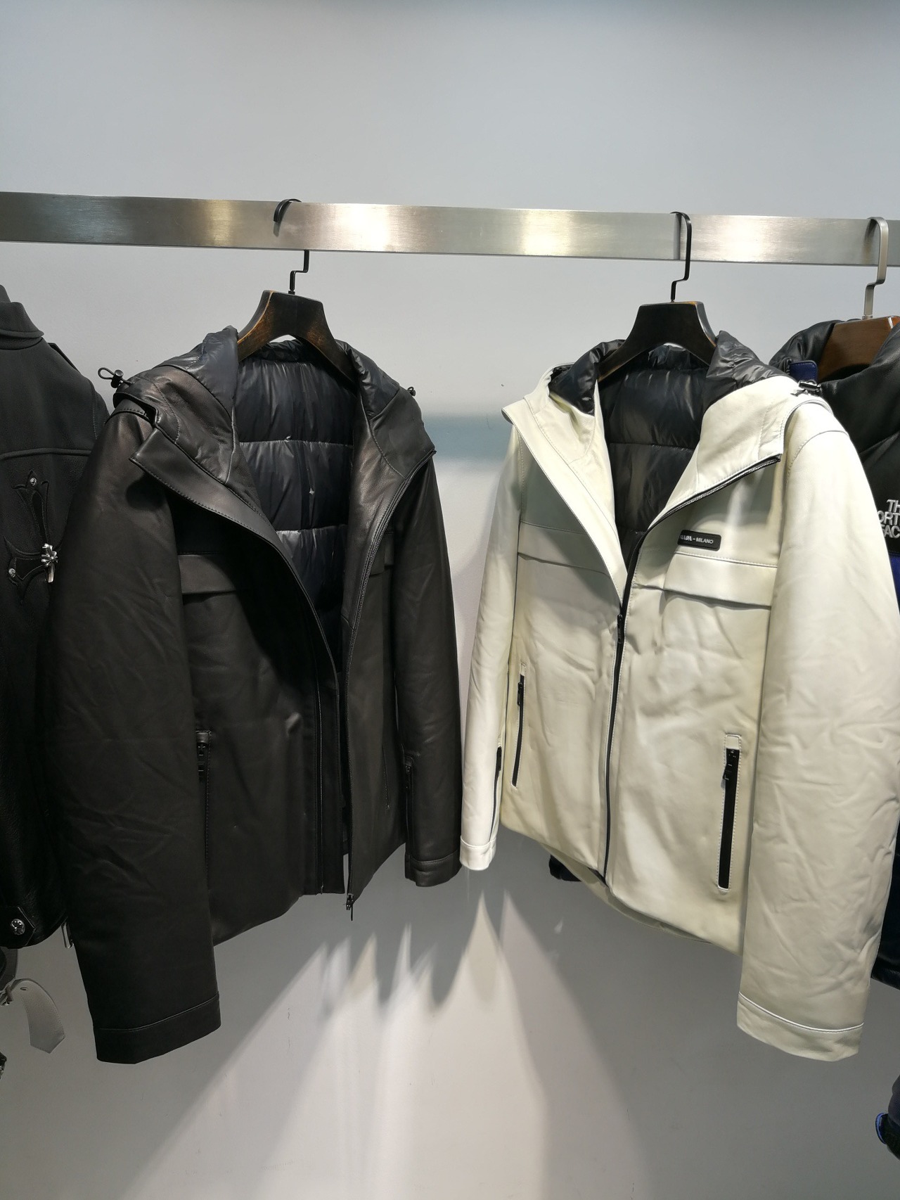  [PRADA] 프라다 밀라노 로고 후드 다운 레더 자켓 (2 COLOR)