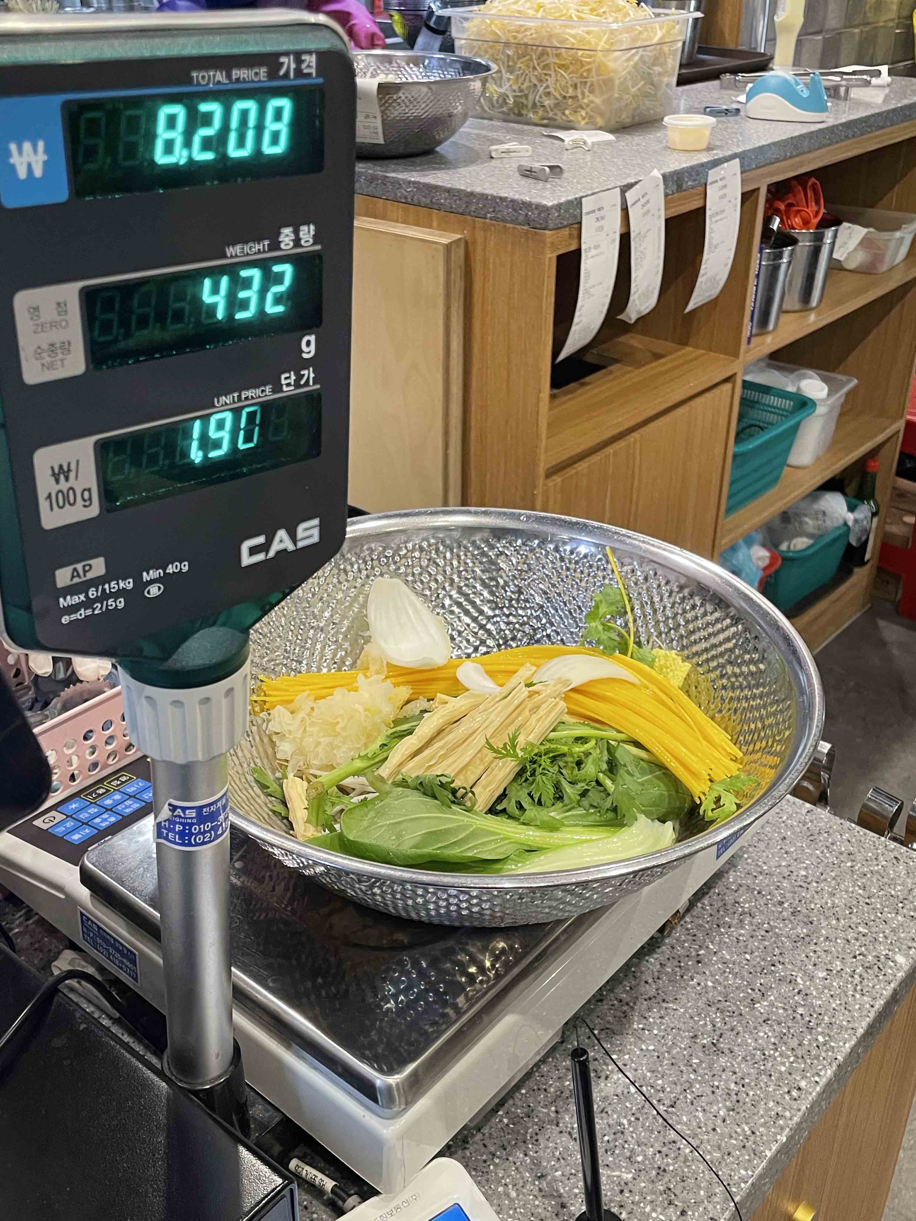 탕 재료 담아서 계산하는 사진