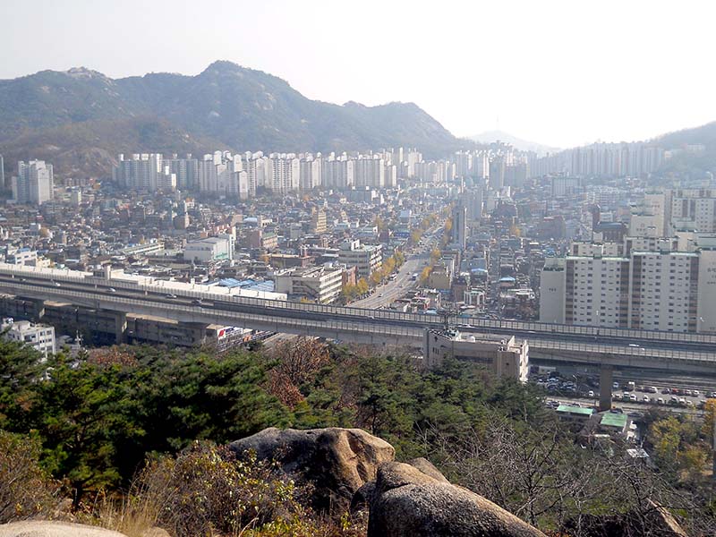 백련산(白蓮山, Baengnyeonsan)에서 홍제동 내려보기