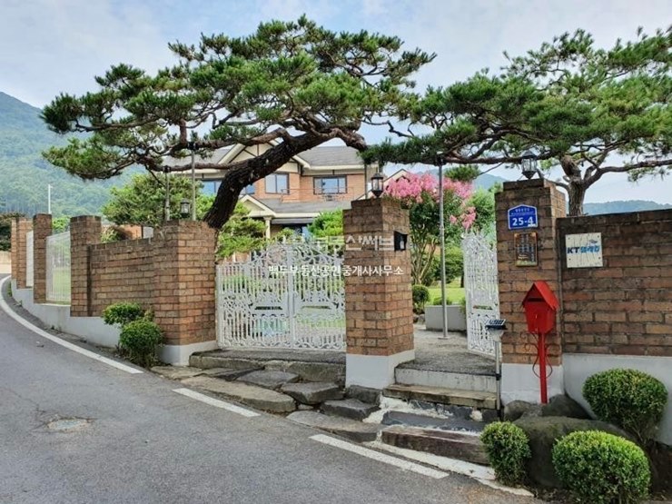 충청남도 공주시 계룡면 전원주택 단독주택 매매 12억 넓은마당에 노송 조경수 조경석 충청남도 공주시 계룡면 전원주택 단독주택 매매 12억 넓은마당에 노송 조경수 조경석