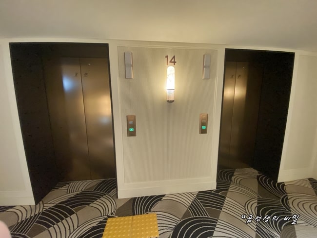 그랜드-조선-부산-호텔-14층-엘리베이터-복도
