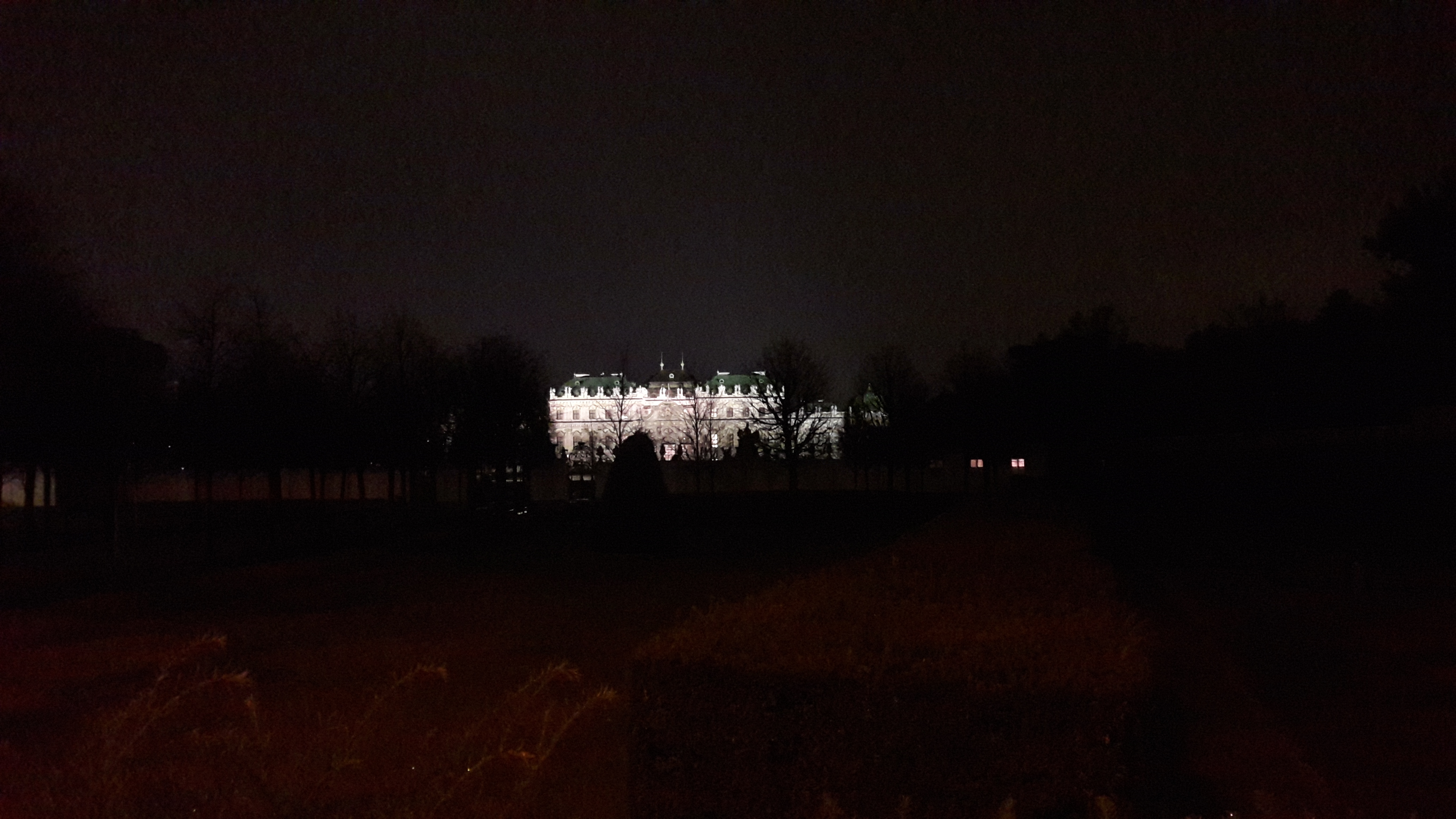 멀리서 보이는 빈 벨베데레 궁전 야경