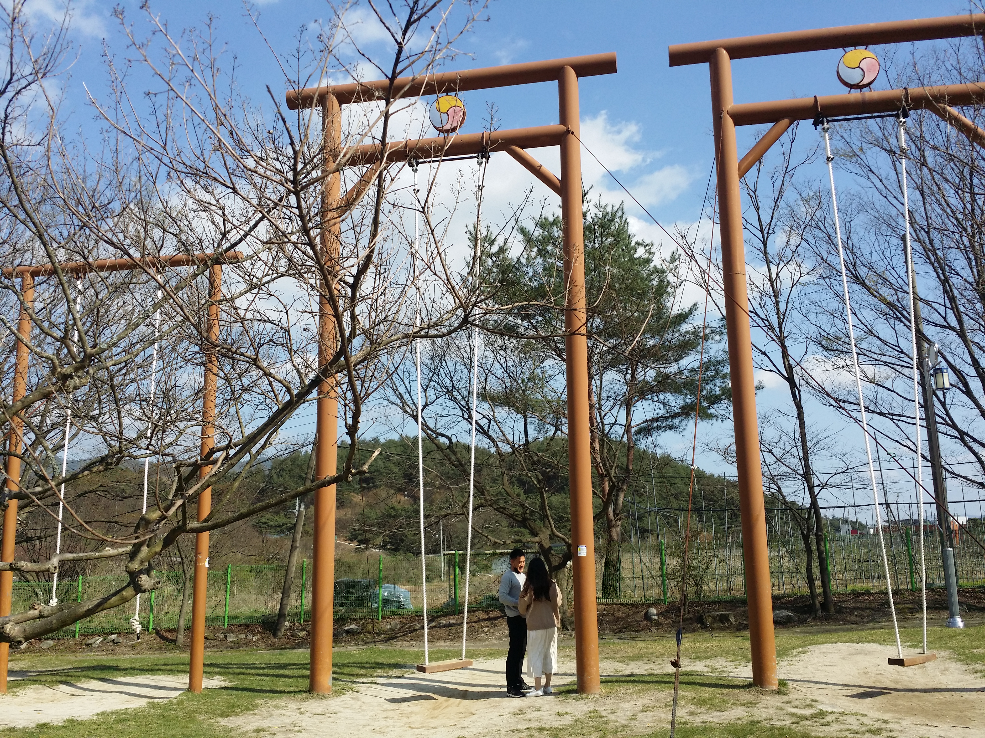  장발남자의 그네 밧줄타기 도전