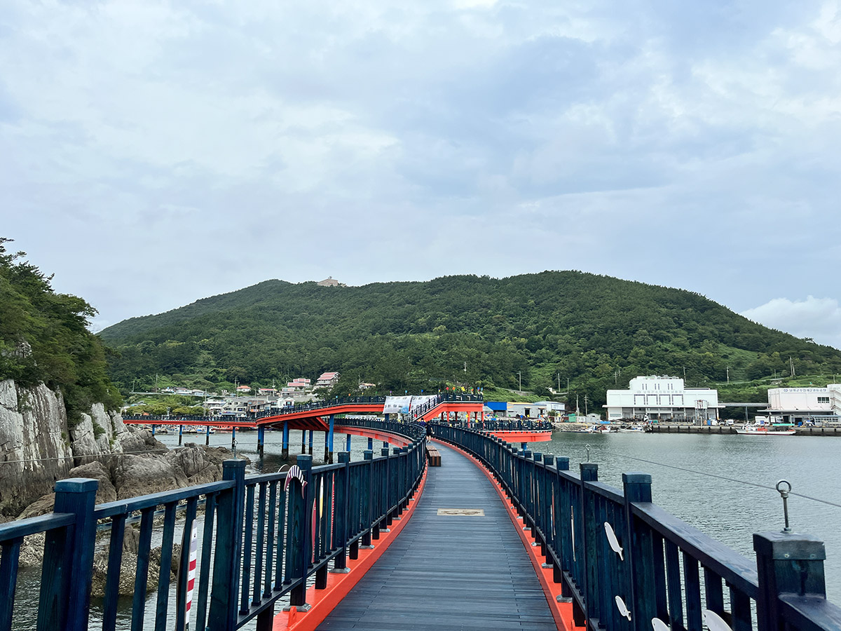 미조항 해상산책로.