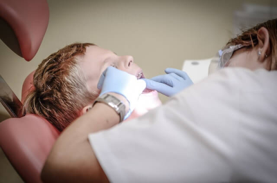 치과 진료를 받는 어린 남자 아이