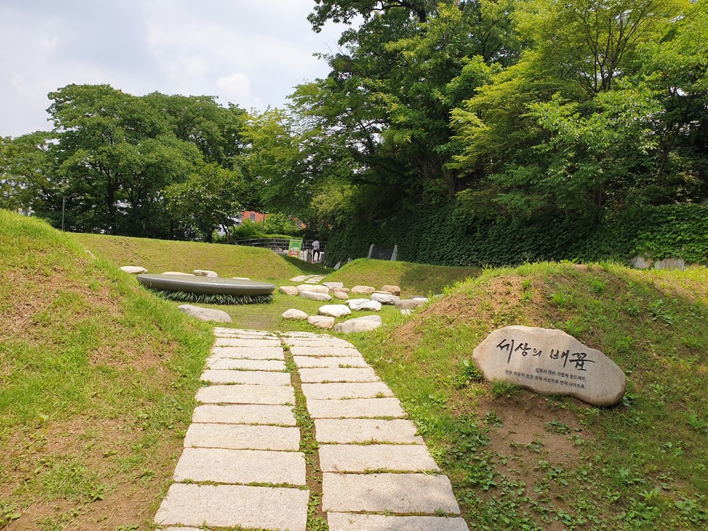 남산-기억의터-세상의배꼽-가는길목-이미지