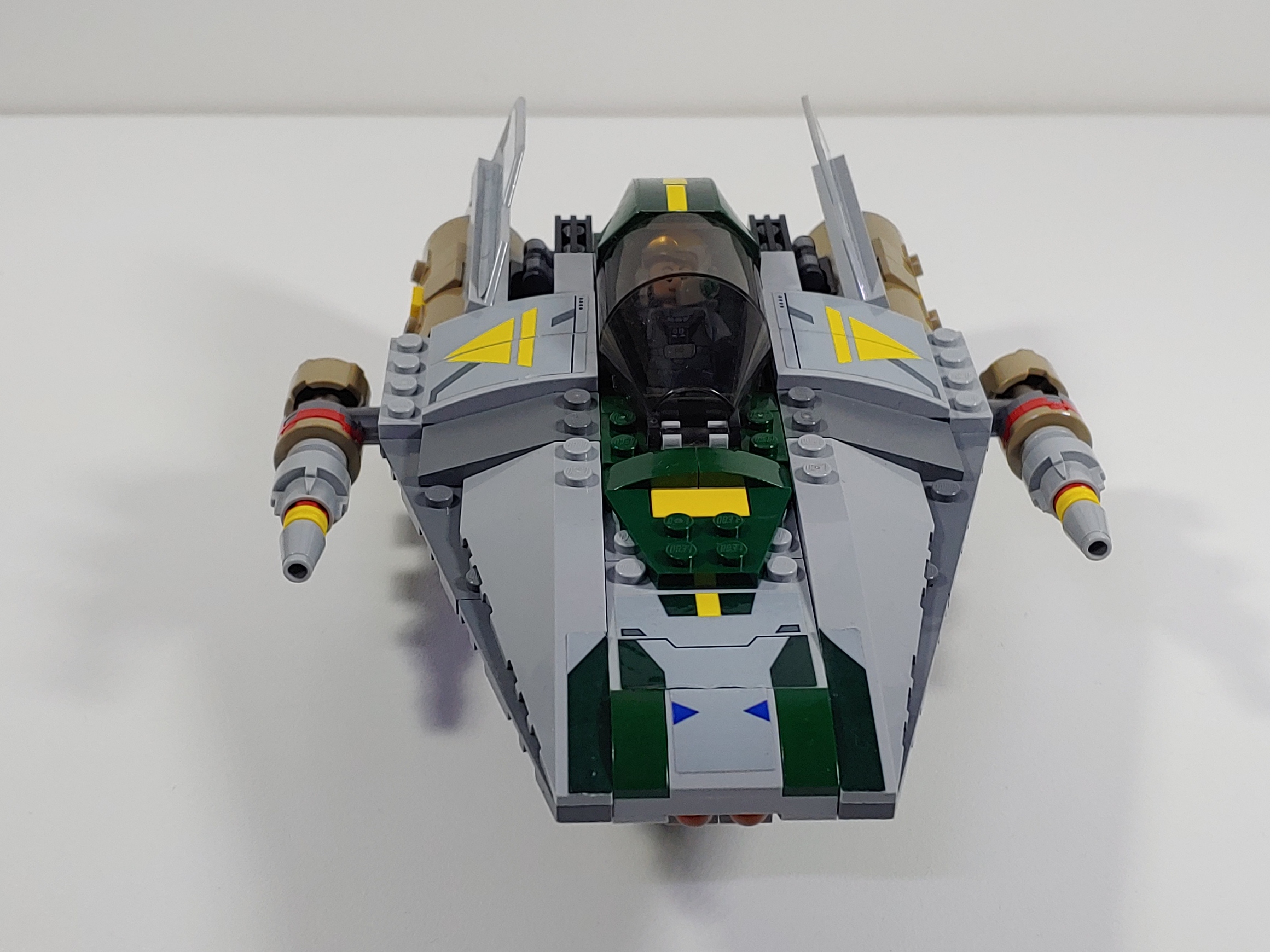 레고 75150 - A-윙 스타파이터 뒷날개를 세운 모습