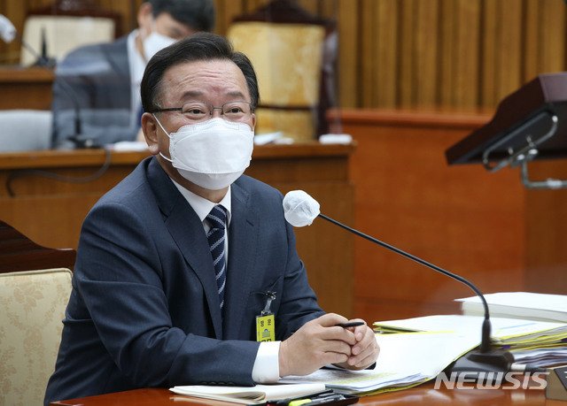  野 "김부겸 동생, 억대 수의계약" 金 "학교당 백만원대"