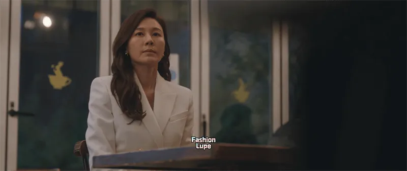 흰색 자켓을 입고 있는 김하늘