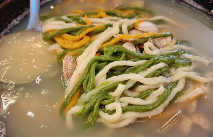 다양하-색상의-칼국수면과-바지락