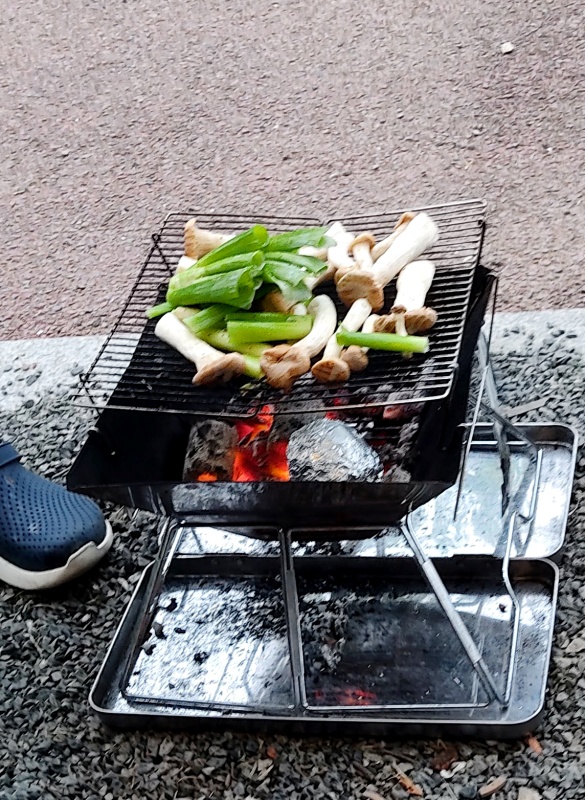 구운 대파가 맛있어서 파채를 만들려했던 대파를 굽는중