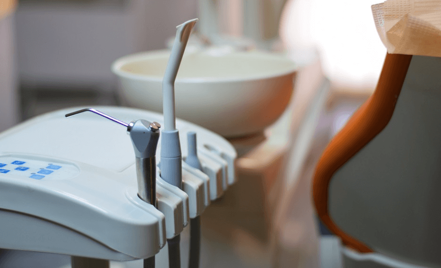 편도결석 제거법으로 치과 치료 도구