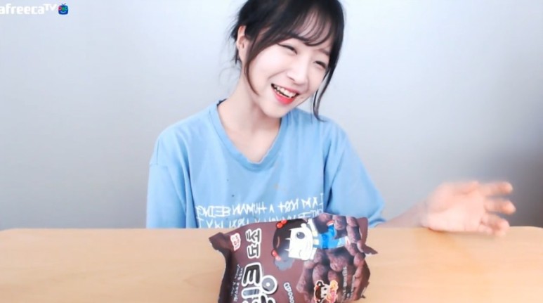  유튜버 쯔양 아프리카 티비 복귀 방송서 정무박 댓글 언급한 먹방