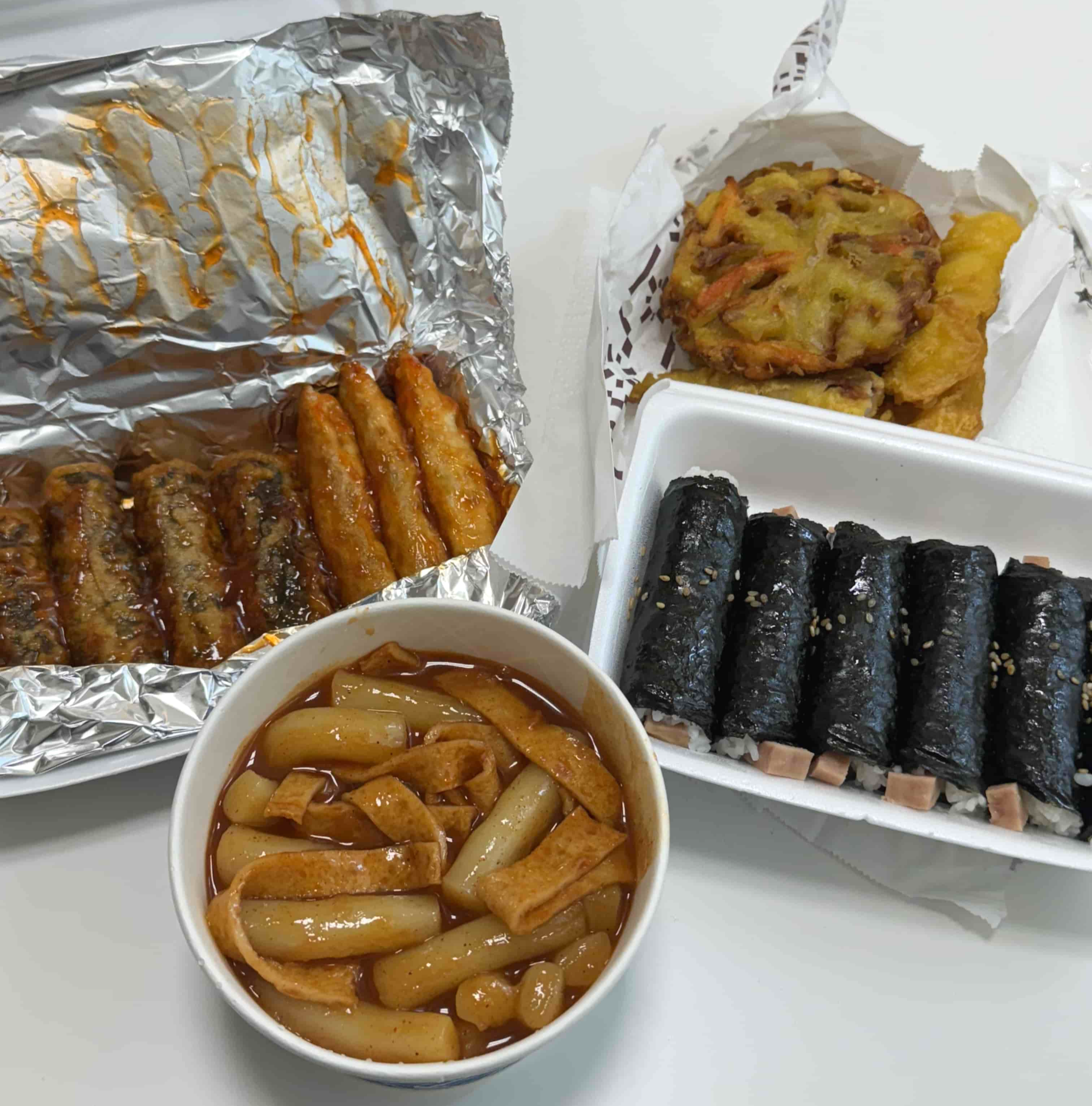 김말이와 만두범벅&#44; 튀김&#44; 스팸말이김밥&#44; 떡볶이 사진